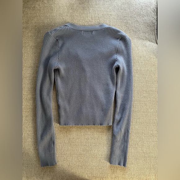 Cute fitted button up top - Picture 3 of 3